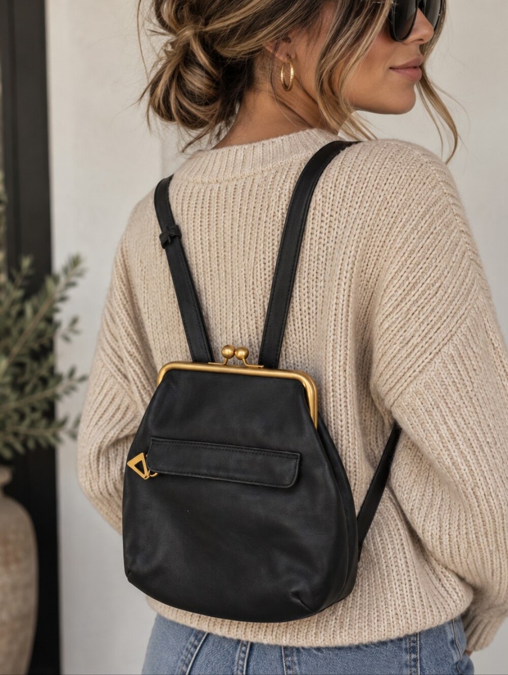 Vintage Americano Black Leather Gold Hardwear Kiss Lock Shoulder Bag/ Backpack